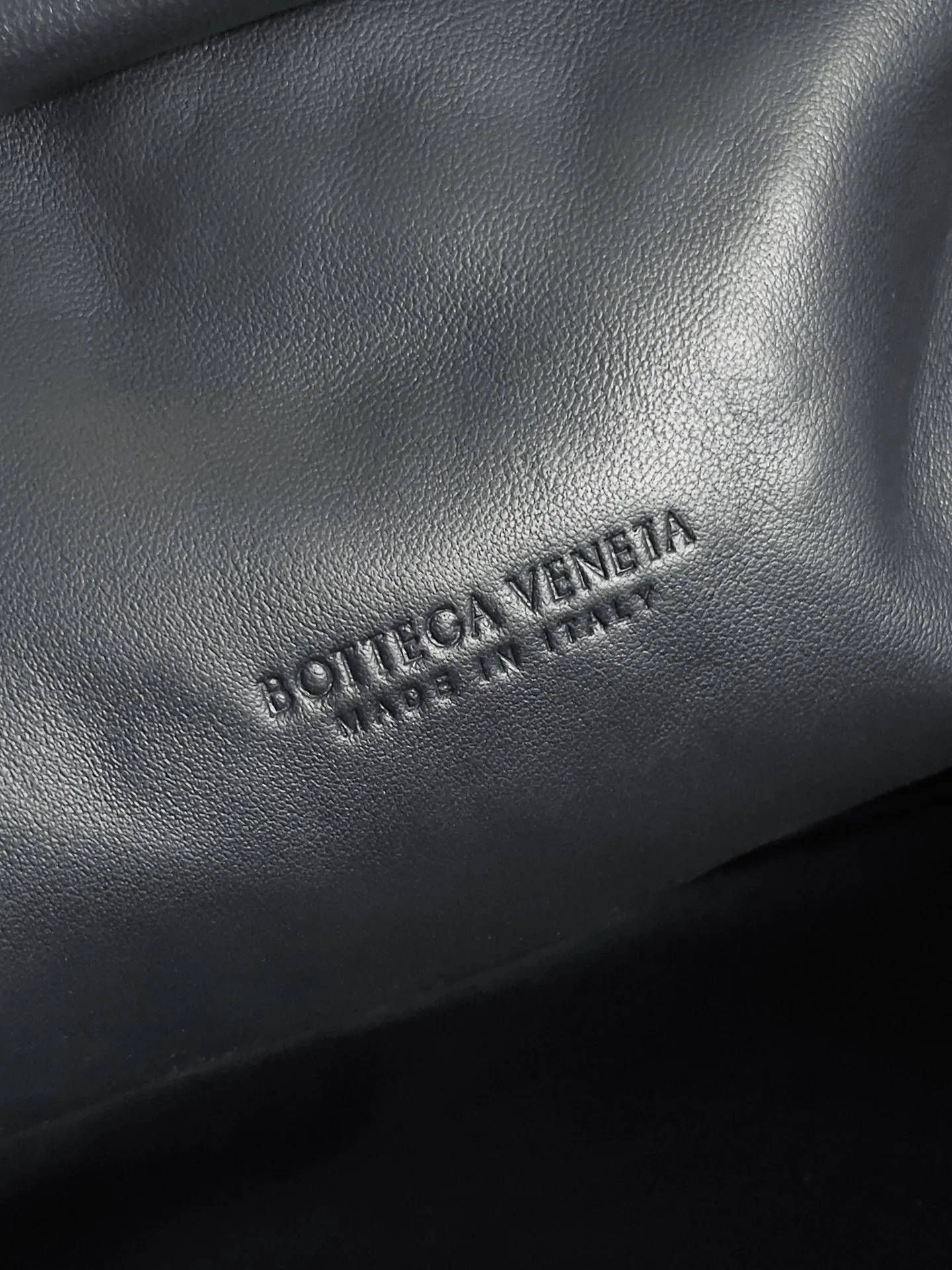 Batch 2260 BOTTEGA VENETA Lady's LAUREN CLUTCH Chain Clutch was inspired by 40 years ago. It is a perfect fusion of classic and modern bags. It is effortless and fashionable for any occasion and at any time. The newly added detachable metal chain allows people to have more ways to carry it. It is grand and elegant. Style No.: 785807 Size: 31.5*16.5*11cm
